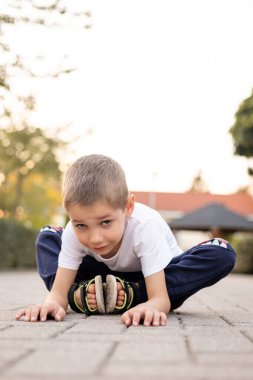 Çocuk yerde oturuyor ve gülüyor. Mutlu bir çocukluk. Tatillerde yürümek. Yüksek kalite fotoğraf