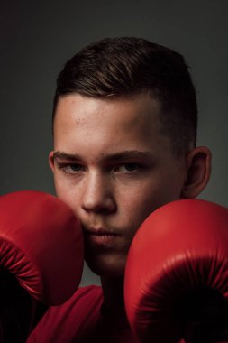 Genç bir boksör, karanlık arka planda boks eğitimi alıyor. Agresif bir spor. Yüksek kalite fotoğraf