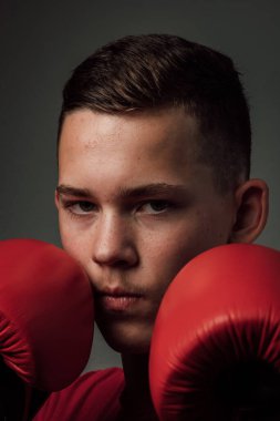 Genç bir boksör, karanlık arka planda boks eğitimi alıyor. Agresif bir spor. Yüksek kalite fotoğraf