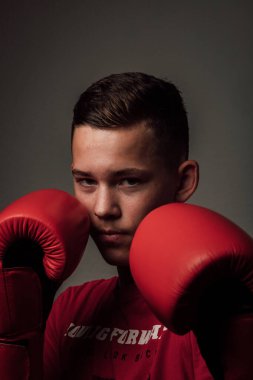 Genç bir boksör, karanlık arka planda boks eğitimi alıyor. Agresif bir spor. Yüksek kalite fotoğraf