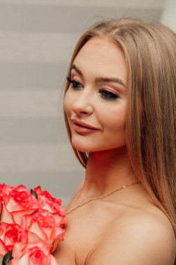 Büyük bir buket gülü olan güzel bir kadın. Çekici, seksi kadın. Yüksek kalite fotoğraf