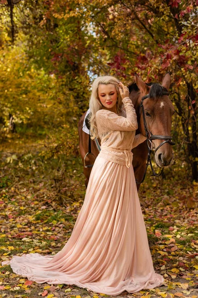 Uma Mulher Vestido Longo Fica Perto Cavalo Uma Floresta Outono — Fotografia de Stock
