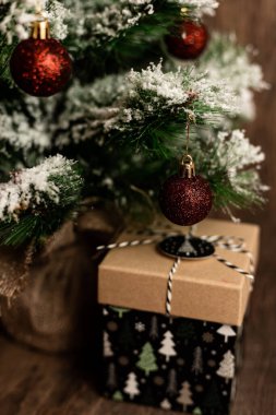 Hediyeli Noel ağacı. Evde Noel partisi var. Hediyeler Noel ağacının altında. Yüksek kalite fotoğraf