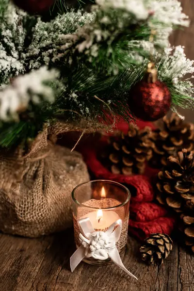 Mum ve koni ile Noel ağacı. Noel kompozisyonu. Noel arifesi. Yüksek kalite fotoğraf