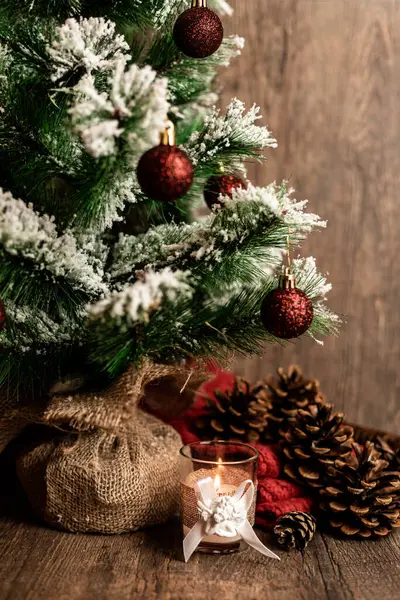 Mum ve koni ile Noel ağacı. Noel kompozisyonu. Noel arifesi. Yüksek kalite fotoğraf