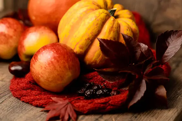 Herbstliche Komposition Aus Kürbissen Äpfeln Hagebutten Auf Einem Holztisch Gesunde — Stockfoto