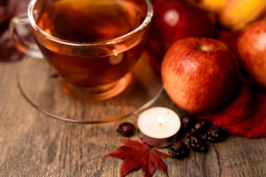 Bir fincan çay, mum, masada sonbahar meyveleri. Sonbahar Akşamı Havası. Yüksek kalite fotoğraf