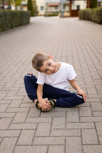 Çocuk Yerde Oturuyor Gülüyor Mutlu Bir Çocukluk Tatillerde Yürümek Yüksek — Stok fotoğraf