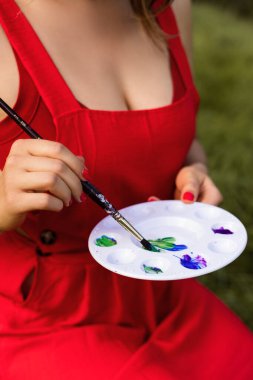 Genç bir sanatçı doğada yağlı boya resim yapar. Doğa Çizim Dersi. Yüksek kalite fotoğraf