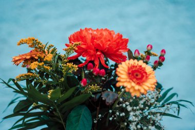 Ahşap bir masanın üzerinde cam vazoda duran güzel bir buket çiçek. Gerberas. Yüksek kalite fotoğraf