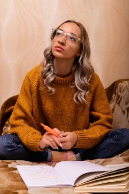 Evde kitap okuyan bir kadın. Ev ödevi yapan kız öğrenci. Roman okuyordum. Yüksek kalite fotoğraf