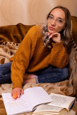 Evde kitap okuyan bir kadın. Ev ödevi yapan kız öğrenci. Roman okuyordum. Yüksek kalite fotoğraf