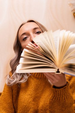 Evdeki kanepede kitap okuyan bir kadın. Merkez ofis. Uzaktan Öğrenme. Yüksek kalite fotoğraf