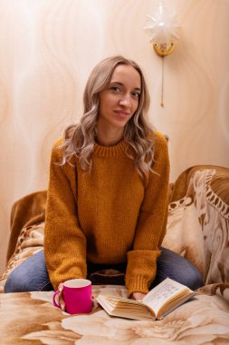 Evdeki kanepede kitap okuyan bir kadın. Merkez ofis. Uzaktan Öğrenme. Yüksek kalite fotoğraf