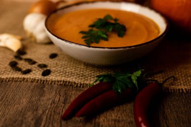 Sebzeli bir kase kabak çorbası. Kırsal sonbahar yemekleri. Diyet çorbası. Yüksek kalite fotoğraf