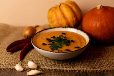 Sebzeli bir kase kabak çorbası. Kırsal sonbahar yemekleri. Diyet çorbası. Yüksek kalite fotoğraf