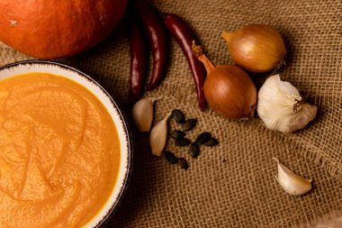 Sebzeli bir kase kabak çorbası. Kırsal sonbahar yemekleri. Diyet çorbası. Yüksek kalite fotoğraf