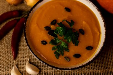 Sebzeli bir kase kabak çorbası. Kırsal sonbahar yemekleri. Diyet çorbası. Yüksek kalite fotoğraf