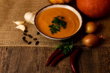 Sebzeli bir kase kabak çorbası. Kırsal sonbahar yemekleri. Diyet çorbası. Yüksek kalite fotoğraf