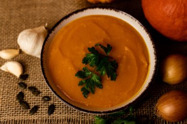 Sebzeli bir kase kabak çorbası. Kırsal sonbahar yemekleri. Diyet çorbası. Yüksek kalite fotoğraf