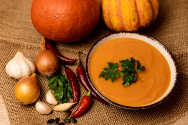 Sebzeli bir kase kabak çorbası. Kırsal sonbahar yemekleri. Diyet çorbası. Yüksek kalite fotoğraf