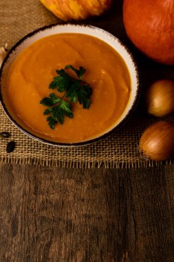 Sebzeli bir kase kabak çorbası. Kırsal sonbahar yemekleri. Diyet çorbası. Yüksek kalite fotoğraf
