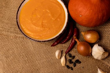 Sebzeli bir kase kabak çorbası. Kırsal sonbahar yemekleri. Diyet çorbası. Yüksek kalite fotoğraf