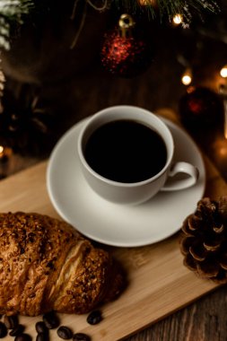 Espresso kahve, kruvasan, noel ağacının yanında kahve çekirdeği. Kahve molası. Yüksek kalite fotoğraf