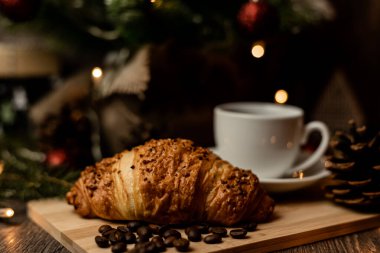 Espresso kahve, kruvasan, noel ağacının yanında kahve çekirdeği. Kahve molası. Yüksek kalite fotoğraf