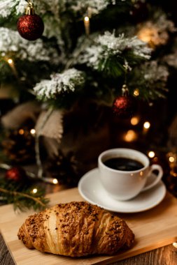 Espresso kahve, kruvasan, noel ağacının yanında kahve çekirdeği. Kahve molası. Yüksek kalite fotoğraf