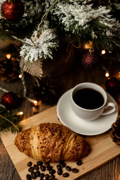 エスプレッソコーヒー クロワッサン テーブルの上のクリスマスツリーの近くのコーヒー豆 コーヒーブレイク 高品質の写真 — ストック写真