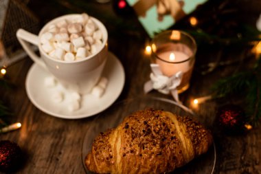 Noel tatlıları. Yeni yıl masasında kruvasan ve marşmelov. Romantik Aile Gecesi. Yüksek kalite fotoğraf
