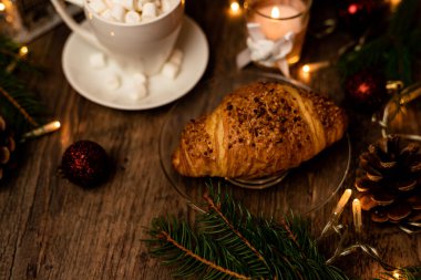 Noel tatlıları. Yeni yıl masasında kruvasan ve marşmelov. Romantik Aile Gecesi. Yüksek kalite fotoğraf