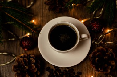 Noel akşamı kahve molası. Noel ağacının yanındaki masada bir fincan espresso kahvesi. Yüksek kalite fotoğraf