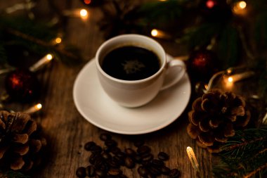 Noel akşamı kahve molası. Noel ağacının yanındaki masada bir fincan espresso kahvesi. Yüksek kalite fotoğraf