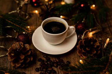 Noel akşamı kahve molası. Noel ağacının yanındaki masada bir fincan espresso kahvesi. Yüksek kalite fotoğraf