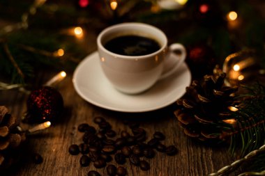 Noel akşamı kahve molası. Noel ağacının yanındaki masada bir fincan espresso kahvesi. Yüksek kalite fotoğraf