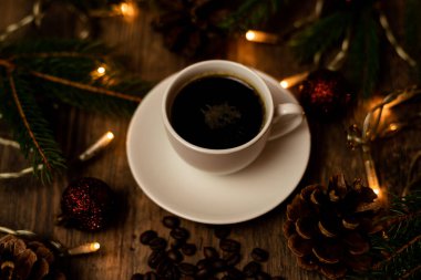 Noel akşamı kahve molası. Noel ağacının yanındaki masada bir fincan espresso kahvesi. Yüksek kalite fotoğraf