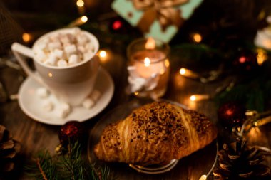 Noel tatlıları. Yeni yıl masasında kruvasan ve marşmelov. Romantik Aile Gecesi. Yüksek kalite fotoğraf