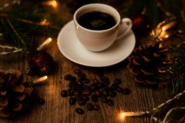 Noel akşamı kahve molası. Noel ağacının yanındaki masada bir fincan espresso kahvesi. Yüksek kalite fotoğraf