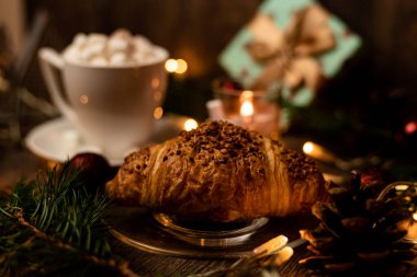 Noel tatlıları. Yeni yıl masasında kruvasan ve marşmelov. Romantik Aile Gecesi. Yüksek kalite fotoğraf