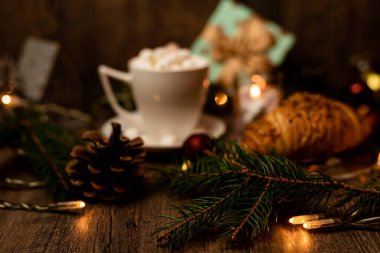 Noel tatlıları. Yeni yıl masasında kruvasan ve marşmelov. Romantik Aile Gecesi. Yüksek kalite fotoğraf