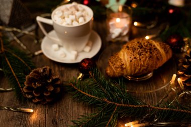 Noel tatlıları. Yeni yıl masasında kruvasan ve marşmelov. Romantik Aile Gecesi. Yüksek kalite fotoğraf