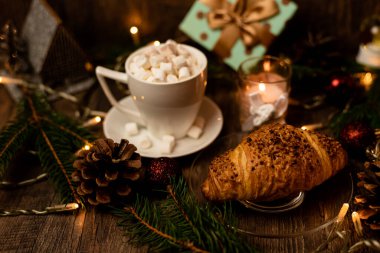 Noel tatlıları. Yeni yıl masasında kruvasan ve marşmelov. Romantik Aile Gecesi. Yüksek kalite fotoğraf