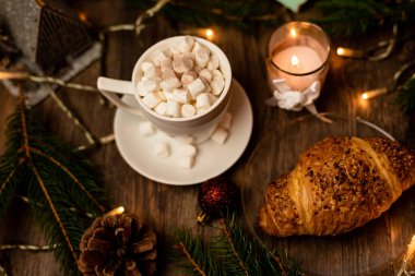 Noel tatlıları. Yeni yıl masasında kruvasan ve marşmelov. Romantik Aile Gecesi. Yüksek kalite fotoğraf