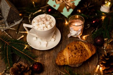 Noel tatlıları. Yeni yıl masasında kruvasan ve marşmelov. Romantik Aile Gecesi. Yüksek kalite fotoğraf