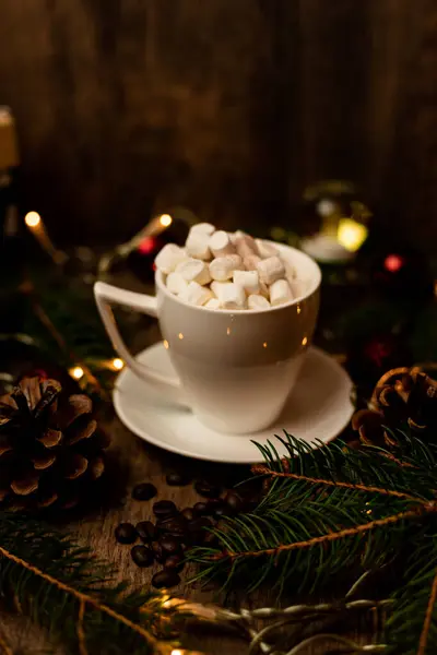 Marshmelone Einer Weißen Tasse Auf Einem Tisch Mit Weihnachtsbeleuchtung Weihnachtsbaum — Stockfoto