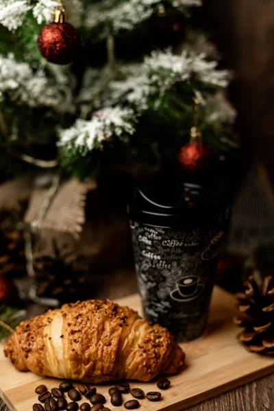 Καφές Και Κρουασάν Κοντά Στο Χριστουγεννιάτικο Δέντρο Παραμονή Πρωτοχρονιάς Σουίτς — Φωτογραφία Αρχείου