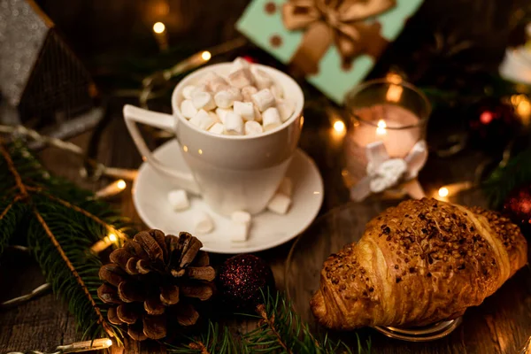 圣诞糖果 牛角面包和棉花糖放在新年桌上 浪漫的家庭之夜高质量的照片 — 图库照片