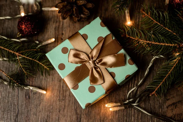 Noel ağacının altında Noel hediyesi olan bir kutu. Yılbaşı sürprizi. Yüksek kalite fotoğraf